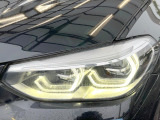 ●LEDヘッドライト:夜間走行時も良好な視界を確保し安心して運転できる高輝度LEDヘッドライトを装備!点灯速度が早く、消費電力も抑えられています。