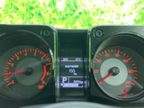 視認性の高いメーター類が、運転に必要な情報を的確に伝えます。速度や回転数など、重要な情報を一目で確認できるので安心です。
