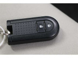 ■スマートキー■ 鍵を身に着けていれば、ドアの施錠・開錠が可能です!バッグから鍵を探し出す必要もないので、たくさん荷物を持っていたり雨の日傘をさしている時にも便利ですね!
