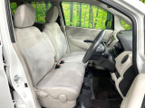 運転席まわりには十分なスペースがあり、大柄な方でもゆったり運転していただける環境です。