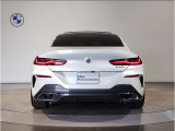 スタイリッシュに研ぎ澄まされたリアビュー。LEDライトがより引き締まったスタイルを実現。急ブレーキ時にはハザードランプ自動点灯し後続車への注意を促します。