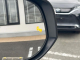 【ブラインドスポットモニター】走行中、ドアミラーの死角になりやすい箇所に後続車が接近するとサイドミラーのレンズに警告を表示!ドライバーに注意喚起をしてくれます。