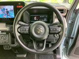 握りやすいステアリングは、運転の操作性を高めます。快適なドライビングをサポート。スムーズなハンドリングを実現します。