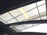 ●サンルーフ:開放感たっぷりの希少装備、サンルーフが装着されています!車内に明かりを取り入れたり景色を楽しむ以外にも、車内の空気も簡単に換気できて快適です!