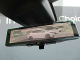 スマートルーミラー装備車両後方のカメラ映像をミラ-面に映し出すので、車内の状況や、天候などに影響されにくく、よりクリアな後方視界が得られます。