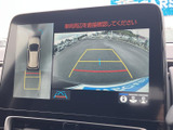 狭い道や駐車場でも、安全な運転をサポート。後方の状況を素早く確認でき、スムーズな駐車をアシストします。運転に自信がない方にもおすすめです。