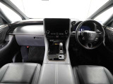 上質で落ち着いた印象のインパネ。視界も広々で運転しやすいです。