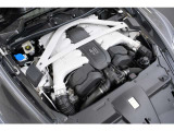6.0リッターV12自然吸気エンジンを搭載しています。回転を上げるほど伸びていく感覚とサウンドは、電動化が進む今、価値を増していく体験だといえます。この先入手はますます難しくなっていくと考えております