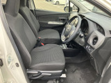 運転席からの視界は広く、運転操作もスムーズに行えます。シートの形状も工夫されており、長時間のドライブでも快適に過ごせます。