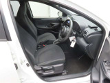 運転席に上下アジャスターがついていて、座ったままで自分にちょうどいいポジションに調整することができます。