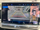 車両を空から眺めるような視点のアラウンドビューモニター付きバックカメラ。死角を減らし駐車時の安心感を高めます。
