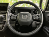 握りやすい形状で、運転操作をサポート。スポーティな印象を与えるデザインで、運転するたびに気分が上がります。操作性も考慮された設計です。