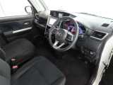 シンプルで使いやすいデザインの運転席です。
