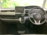 運転席からの視界は広く、運転操作もスムーズに行えます。シートの形状も座り心地を重視しており、長距離運転でも疲れにくいでしょう。