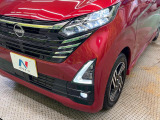 【LEDヘッドライト】悪天候や夜間走行時も良好な視界を確保し安心して運転できる高輝度LEDヘッドライトを装備!点灯速度が早く、消費電力も抑えられています。