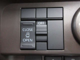 運転席から操作できる片側パワースライドドアのコントロールスイッチです(挟み込み防止機能付)