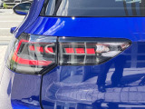 ダイナミックターンインジケーター付きLEDテールランプ。ウィンカーの光が流れるように点滅、後続車からの視認性が高まり、万一の追突の危険性を軽減します。