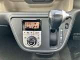 シートを外して室内をすみずみまで洗浄&消臭。ボディやタイヤはもちろん、エンジンルームまで洗浄しています。