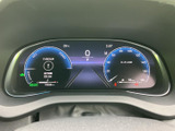 洗練されたデザインのメーターが、運転に集中できる快適な空間を創出。走行情報や車両状態を直感的に確認でき、高い視認性を実現しています。