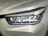 【LEDヘッドライト】悪天候や夜間走行時も良好な視界を確保し安心して運転できる高輝度LEDヘッドライトを装備!点灯速度が早く、消費電力も抑えられています。