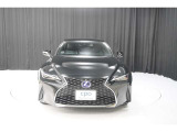 エクステリアは、一目でLEXUSとわかるスピンドルグリルを起点に、人が乗るキャビンの前後を大胆に絞り込んだ菱形のボディと力強く張り出したホイールフレアを融合させ、タイヤの存在を強調しています。