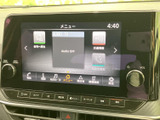 直感的な操作で、快適なドライブをサポート。多彩な機能で、目的地までの道案内や好みの音楽を楽しめます。情報も一目で確認できる大型画面です。