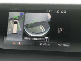 ◆アラウンドビューモニター◆ひと目で周囲の状況がわかるため、スムースに駐車できます。さらに、人や自転車など周囲に動くものがいる場合に表示とブザーで注意を促します。