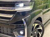 【LEDヘッドライト】悪天候や夜間走行時も良好な視界を確保し安心して運転できる高輝度LEDヘッドライトを装備!点灯速度が早く、消費電力も抑えられています。