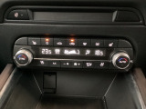 温度の設定のみで快適な風量やモードなどを自動調整してくれるフルオートエアコンを装備!