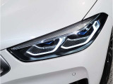【LEDヘッドライト】先進のLEDテクノロジーを採用。放射される白色光の周波特性は太陽光に近く、バイキセノン・ヘッドライトを上回るコントラストで更に明るく輝きます!