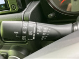 雨天時でもクリアな視界を確保できるワイパーレバー。運転に必要な情報を正確に把握し、安全運転をサポートします。