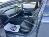 高いホールド性で運転姿勢が安定します。長距離ドライブでも疲れにくいのが魅力です。快適なドライビングライフをお送りください♪