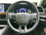 速度やエンジン回転数など、運転に必要な情報を分かりやすく表示します。運転状況を一目で把握でき、安全運転をサポートします。