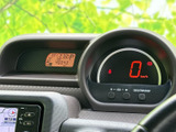 視認性の高いメーター類で、運転に必要な情報をしっかり確認できます。スタイリッシュなデザインで、ドライバーを快適なドライブへと誘います。