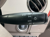 操作しやすいウインカーレバーとライトスイッチは、直感的に操作できます。安全運転をサポートする機能が、あなたの運転をより快適にします。