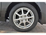 純正14インチアルミ、タイヤサイズは155/65R14です。