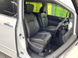 運転席まわりには十分なスペースがあり、大柄な方でもゆったり運転していただける環境です。