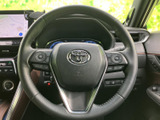 握りやすいステアリング形状は、長時間の運転でも疲れにくい設計です。操作性にも優れ、快適なドライビングをサポートします。