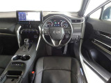 革巻きステアリングで快適な操作性の運転席です。