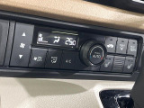 【オートエアコン】一度お好みの温度に設定すれば、車内の温度を検知し風量や温度を自動で調整。暑い&hellip;寒い&hellip;と何度もスイッチ操作をする必要はありません。快適な車内空間には必須の機能ですね♪
