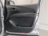 運転席ドア内張はご覧の通り。ドアポケットの収納もバッチリです