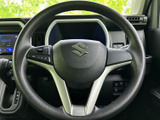 握りやすいステアリングで、快適な運転操作をサポート。オーディオやハンズフリー通話も操作可能です。