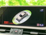後方の状況をしっかり確認できるので、安全な駐車をサポートします。狭い場所でも落ち着いて操作でき、ガイドライン表示で距離感も把握しやすいです。