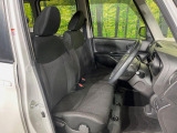 運転席まわりには十分なスペースがあり、大柄な方でもゆったり運転していただける環境です。