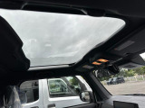 ガラスルーフです。開閉はしませんがオープンカーのような開放感のあるドライブを楽しめます。日差しをさえぎるシェードつきです。