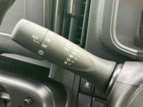 雨天時もクリアな視界を確保できるワイパーレバー。操作も簡単で、運転中の視界を良好に保ちます。ミスト機能も便利です。