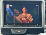 停車中に楽しめるTV機能。長距離移動や休憩時間に、エンターテイメントを満喫できます。家族や友人と一緒に視聴も可能です。