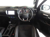 革巻きステアリングで快適な操作性の運転席です。