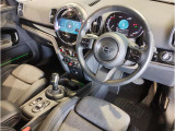 MINIの内装はとにかく『円』に拘ったデザインコンセプトが一目で伝わってきます。これほど円形に拘った車は他に御座いません。伝統のデザイン、トグルスイッチなど遊び心のある内装で御座います。