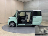 ウエルカム機能付き電動スライドドア。降車時に設定しておけば近づくだけでドアが自動でオープン!とても便利な機能です☆☆